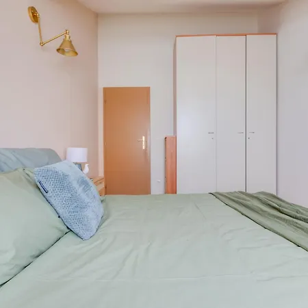 Elegant 3bds With Sauna Near The Dancing House And Riverside - Np Apartment Prague