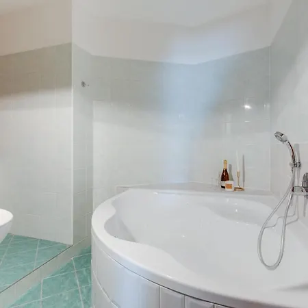 شقة Elegant 3bds With Sauna Near The Dancing House And Riverside - Np *