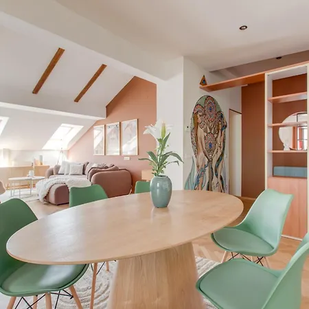 Elegant 3bds With Sauna Near The Dancing House And Riverside - Np شقة *