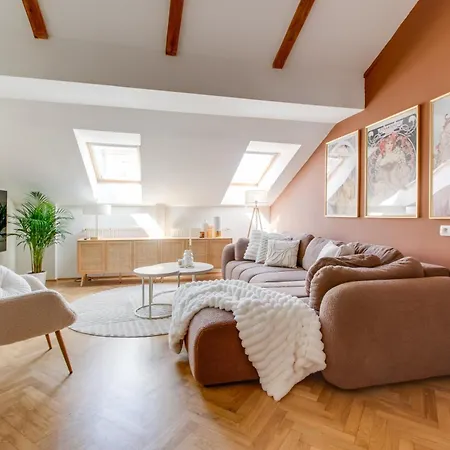 Elegant 3bds With Sauna Near The Dancing House And Riverside - Np شقة *
